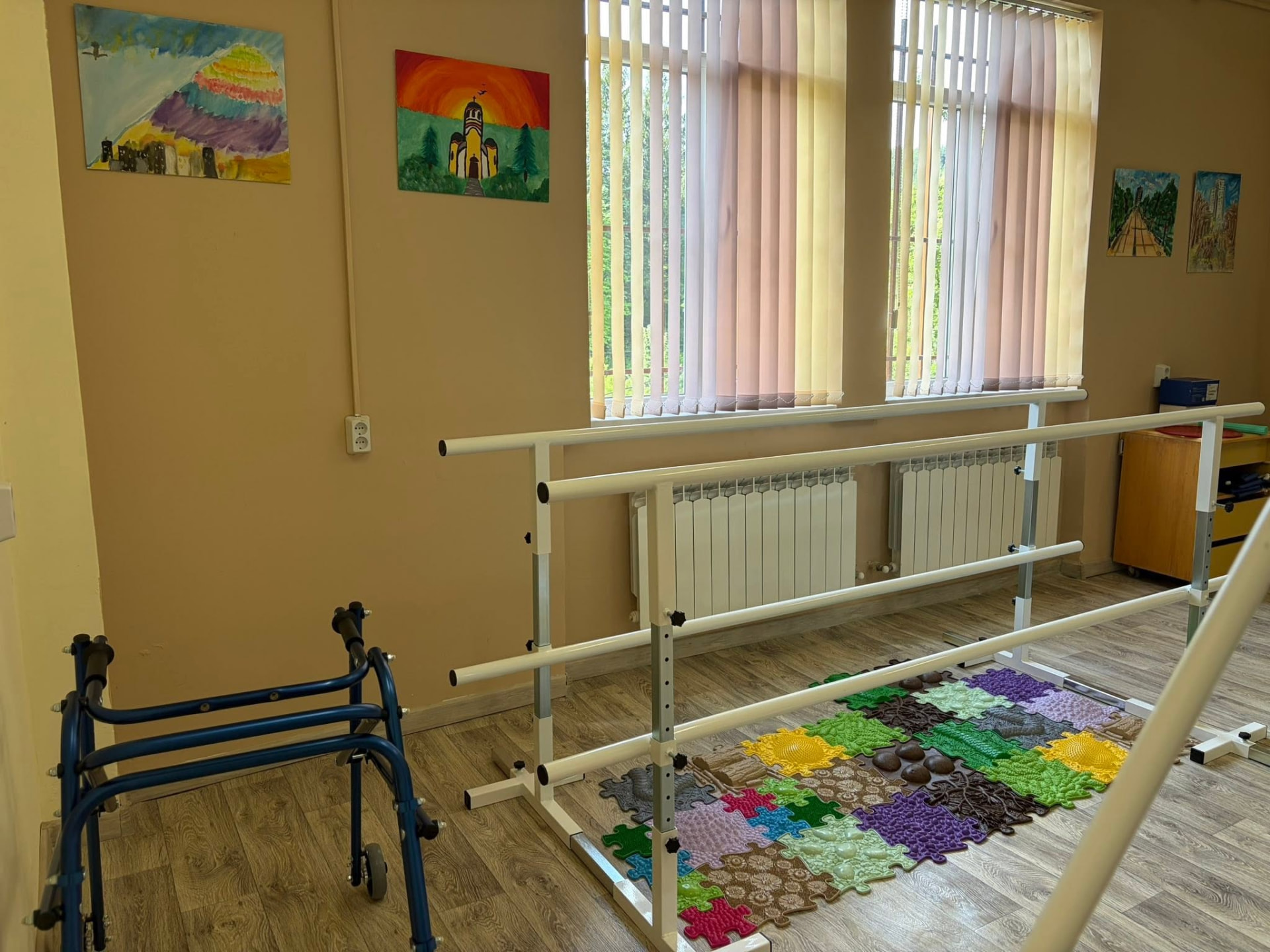 Успоредка за прохождане и сензорни пътеки